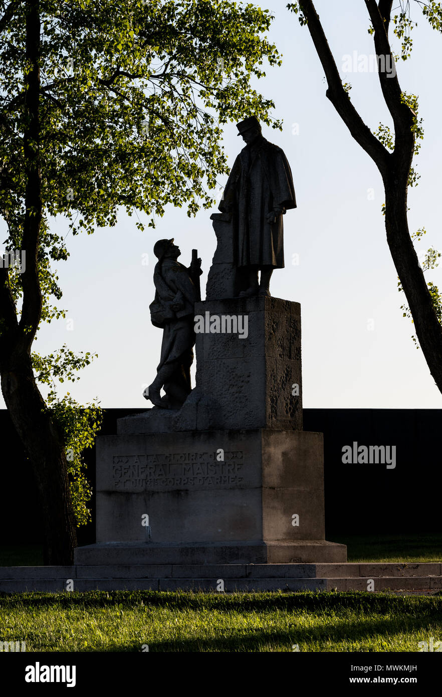 Statue du général français Paul Maistre à l'église Notre Dame de Lorette et memorial national war cemetery Banque D'Images