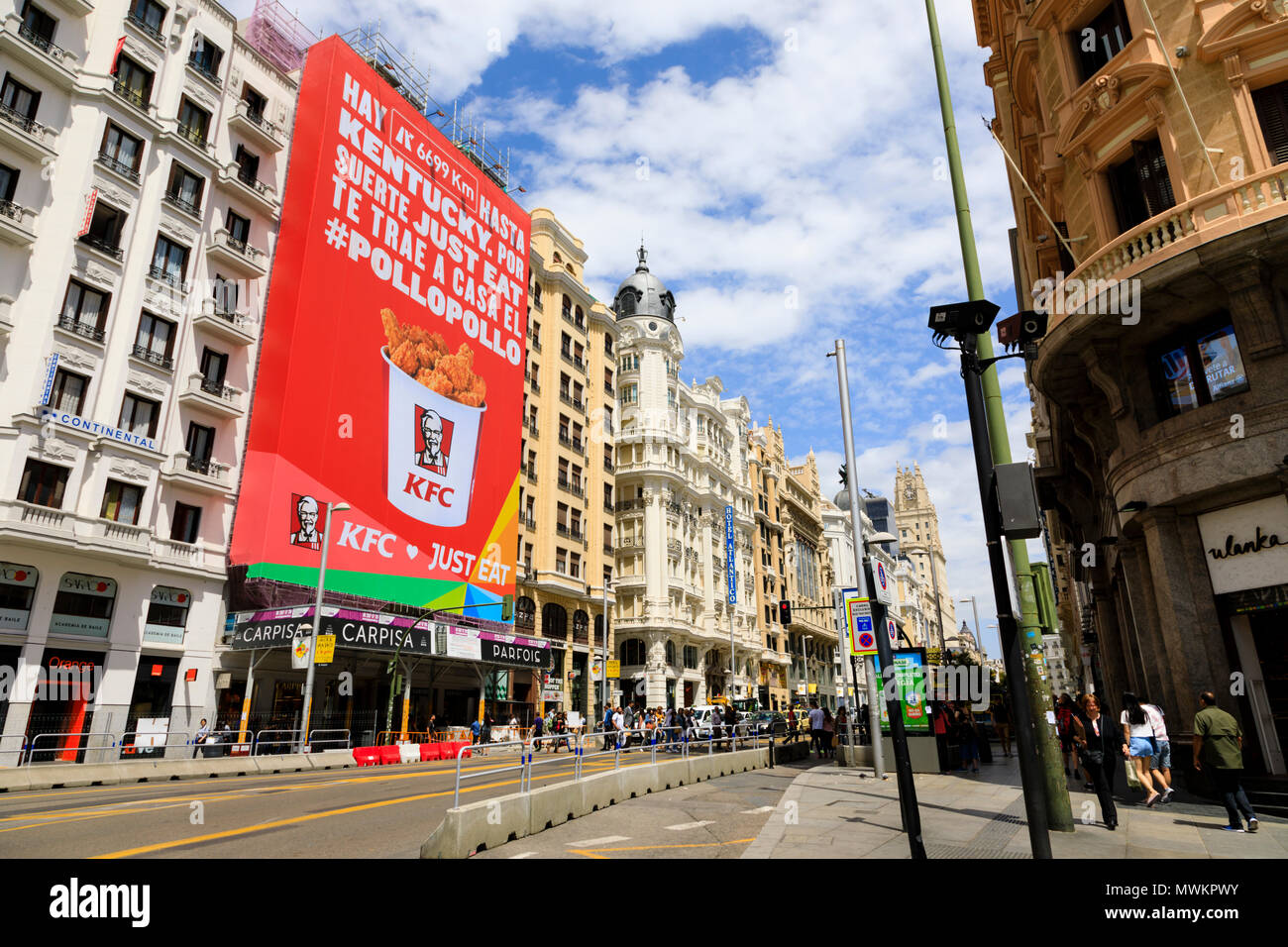 Grande KFC Kentucky Fried Chicken, les panneaux publicitaires, Grand Via, Madrid, Espagne. Mai 2018 Banque D'Images