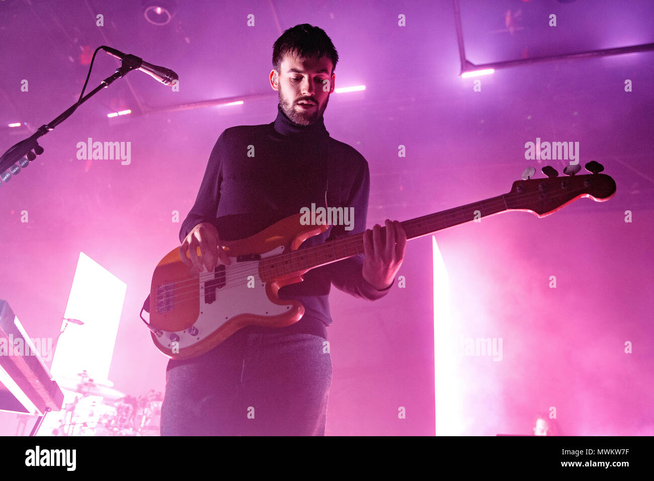 Ross MacDonald, le guitariste basse du 1975 sur scène, en 2015. Banque D'Images