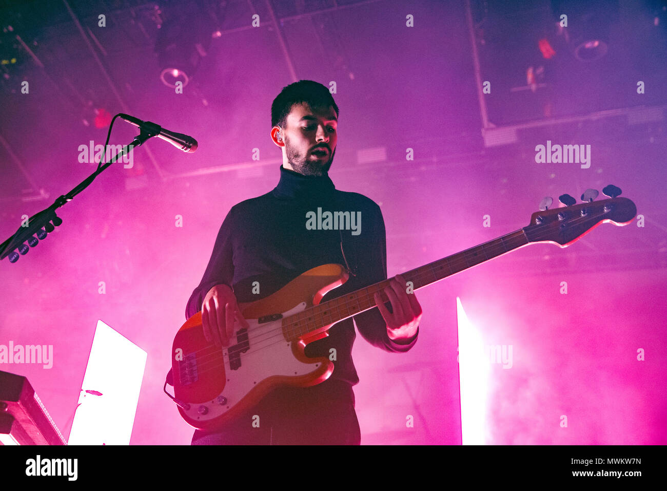 Ross MacDonald, le guitariste basse du 1975 sur scène, en 2015. Banque D'Images