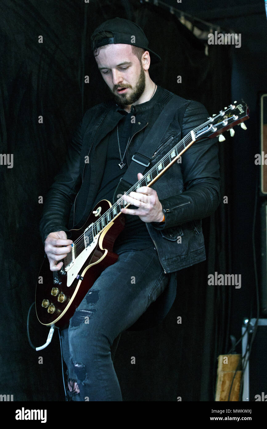 Matt Gascoyne, guitariste d'Eva fait le mort, la lecture d'une guitare Gibson live sur scène. Matt Gascoyne en concert, Eva joue dead band, guitares Gibson. Banque D'Images