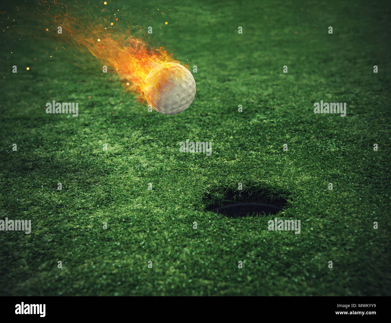Fiery balle de golf près du trou dans un champ d'herbe Banque D'Images