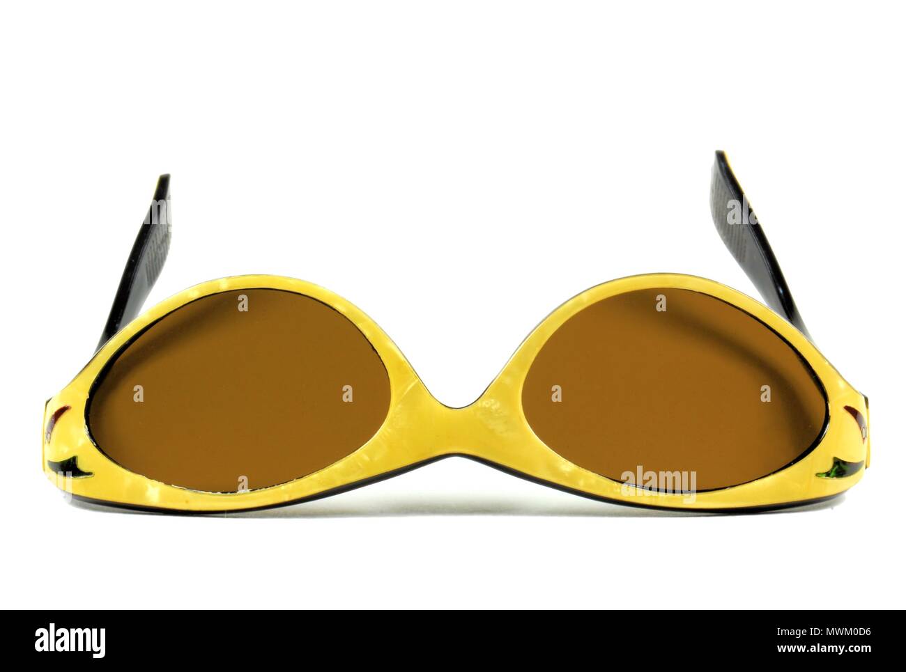 Belle vintage lunettes jaune pour femme libre isolé sur blanc. Années 1960. Banque D'Images
