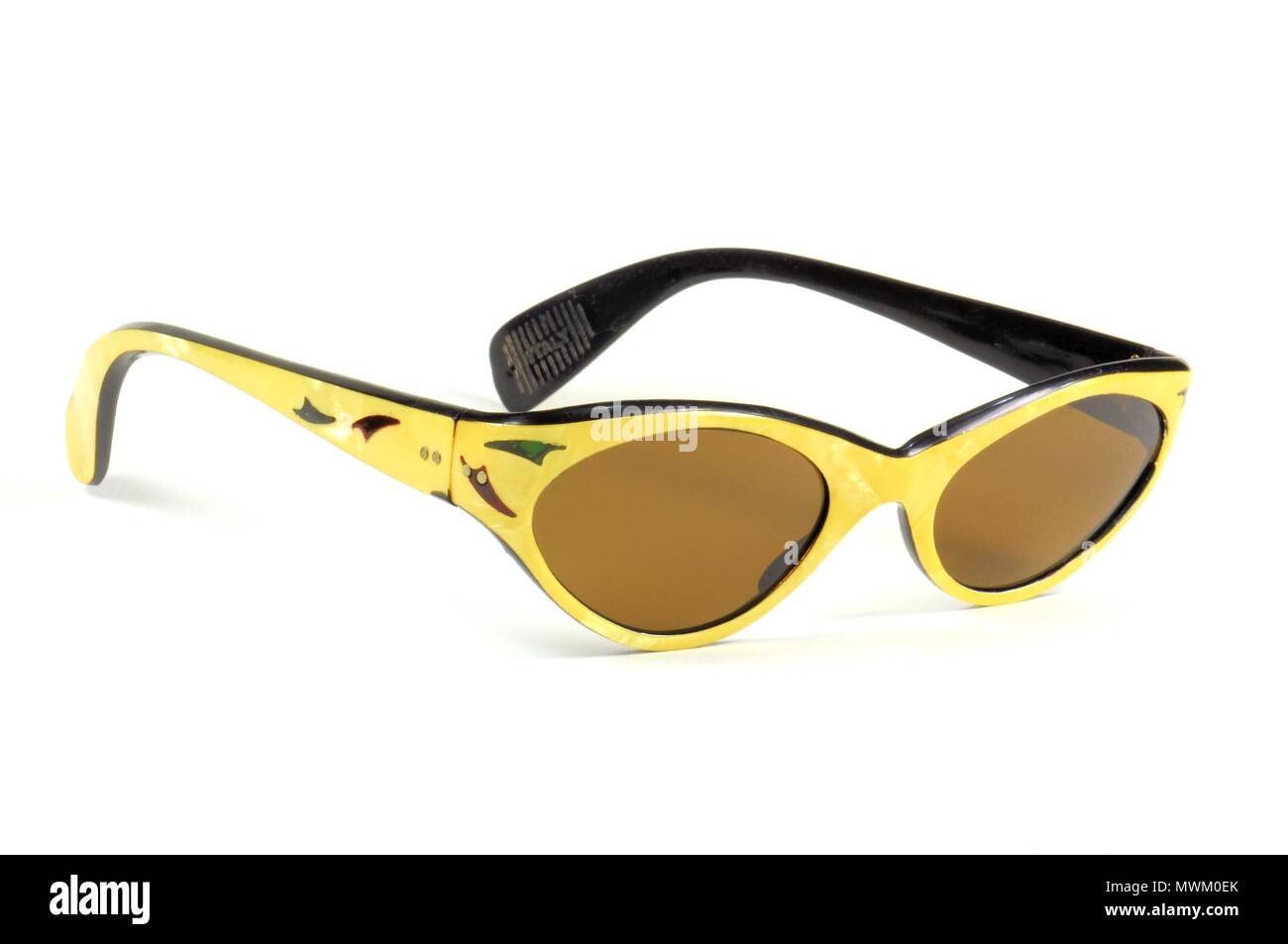 Belle vintage lunettes jaune pour femme libre isolé sur blanc. Années 1960. Banque D'Images