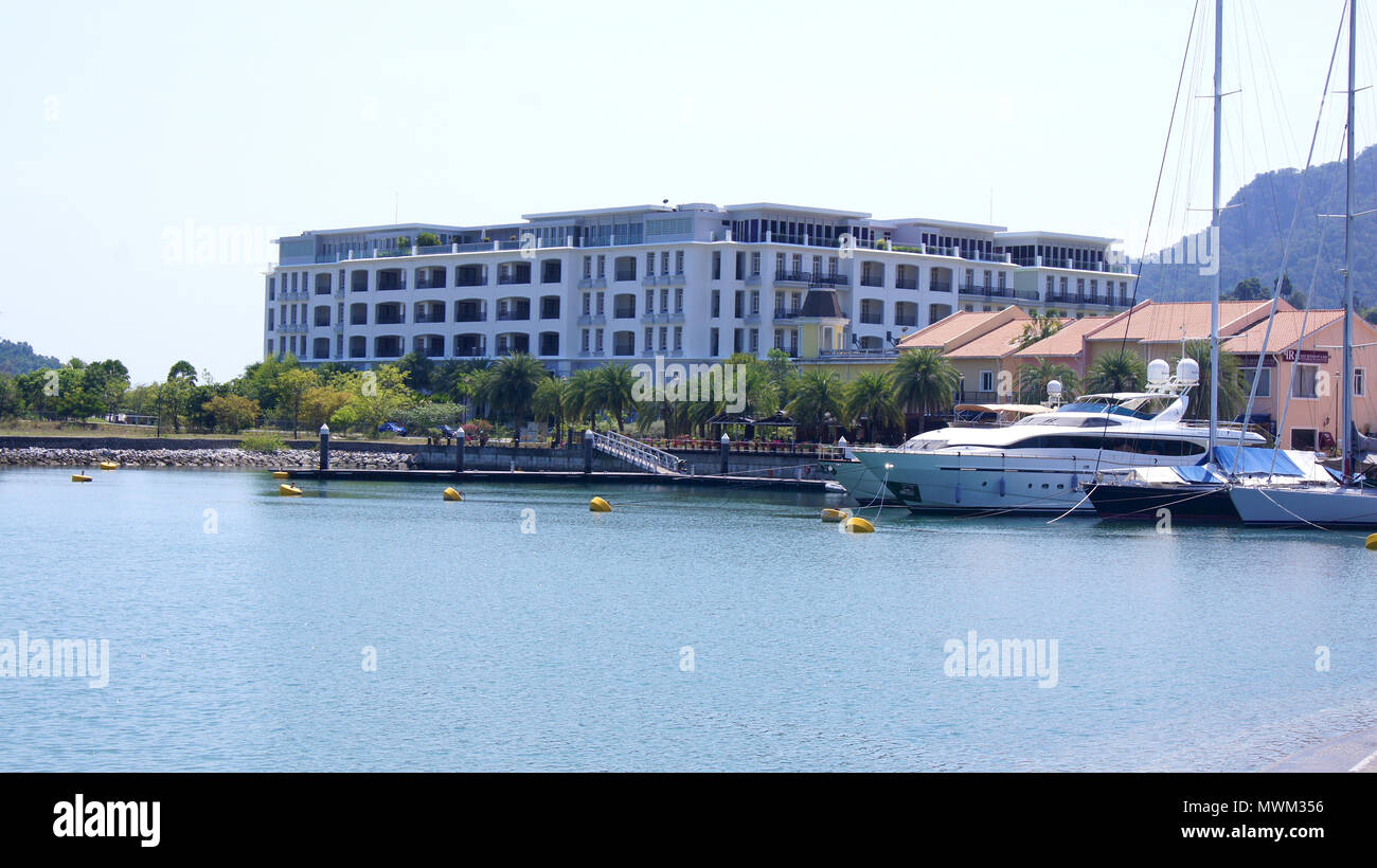 PULAU Langkawi (Malaisie) - avril 2015 4ème : Vue de la DANNA Hôtel de luxe sur l'île de Langkawi avec le port et un navire à l'avant. Banque D'Images