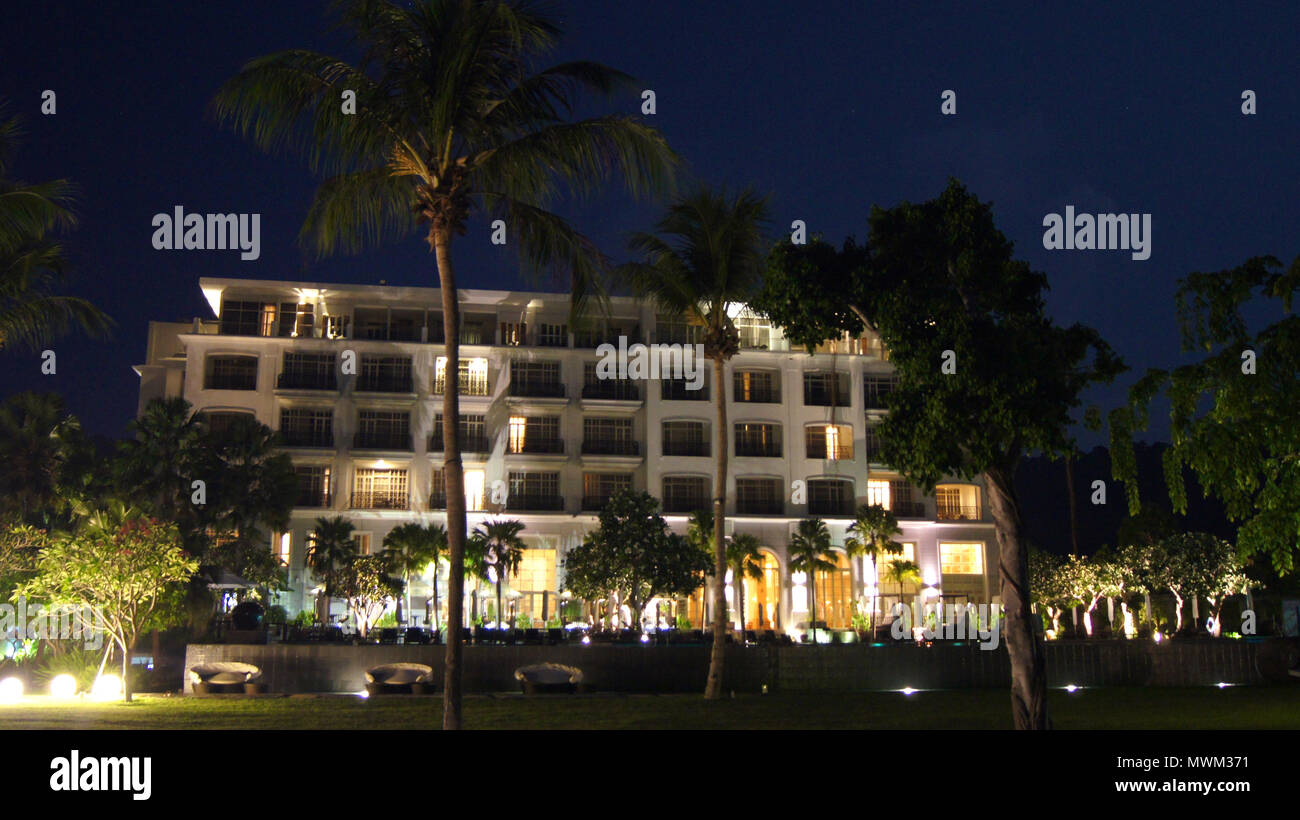 PULAU Langkawi (Malaisie) - avril 2015 4ème : LE DANNA Hotel de luxe la nuit sur l'île de Langkawi avec vue sur la piscine et palmiers. Banque D'Images