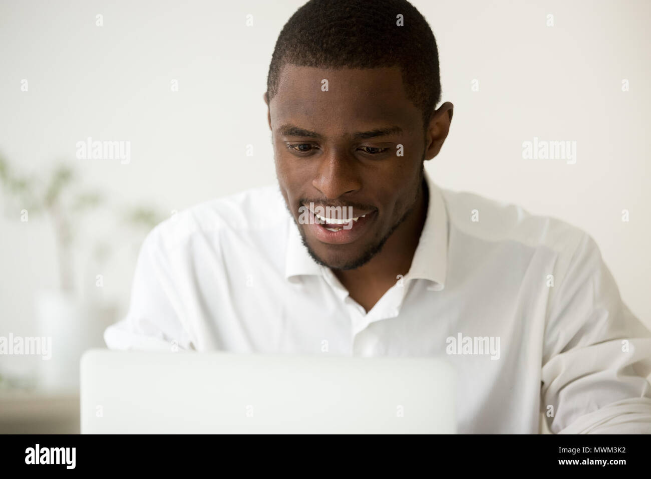 Happy black manager excité avec bonne compagnie news online Banque D'Images