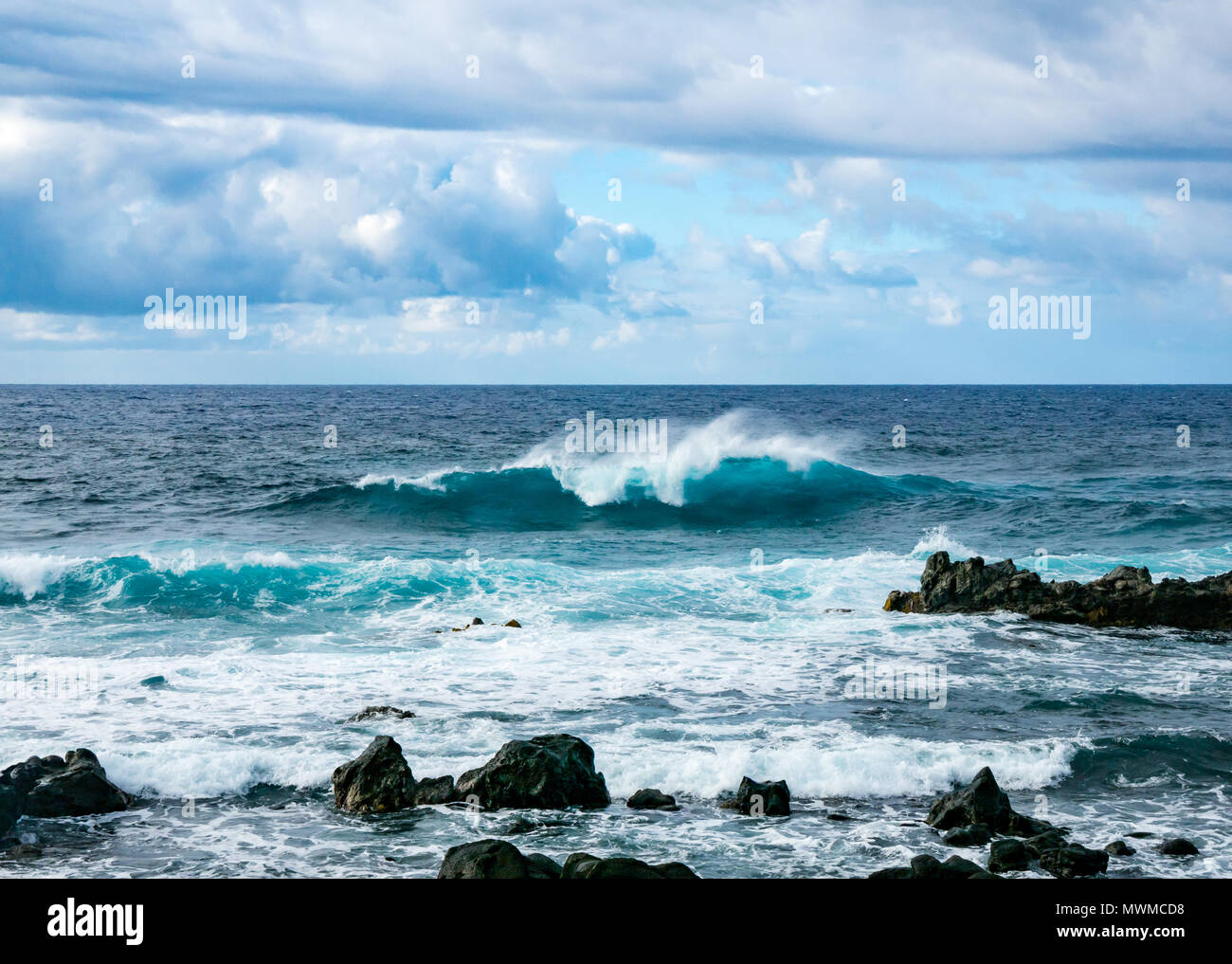 Océan Pacifique vagues se brisant sur la côte rocheuse, côte sud de l'île de Pâques, Rapa Nui, Chili Banque D'Images