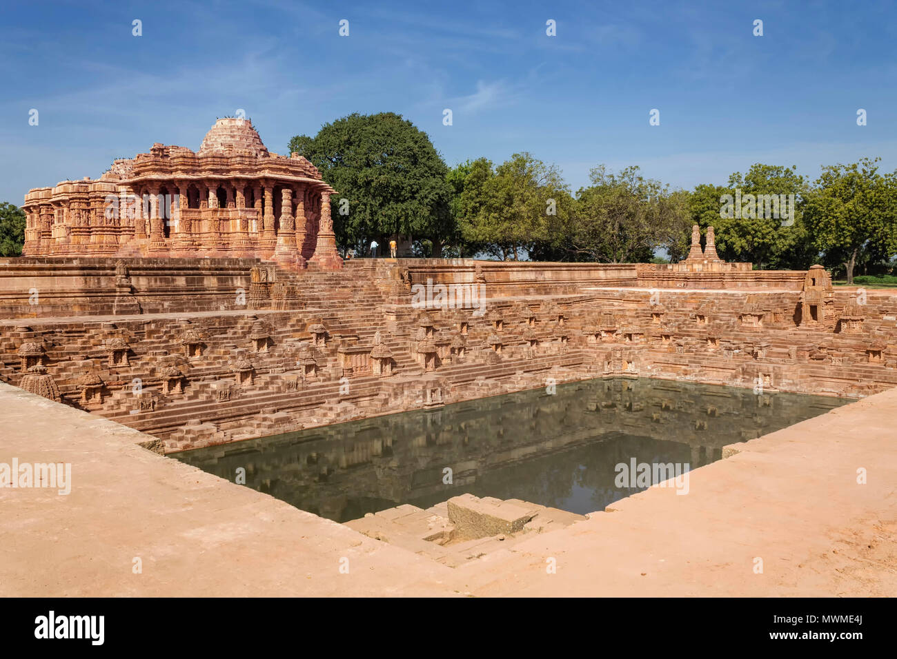 Mehsana District,Gujarat, Inde- Décembre 05, 2014 Une vue complète de Sabha Mandap Guda Mandapa et d'un réservoir, qui est également connu comme Ramakunda O Banque D'Images