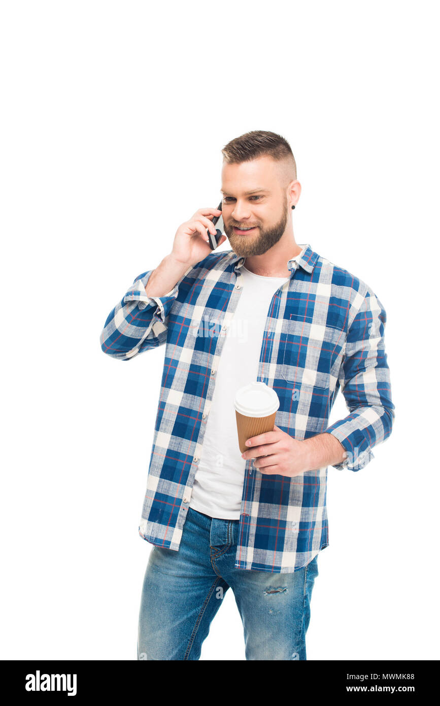 'Homme barbu en chemise à carreaux bleu parlant au téléphone et holding disposable cup, isolated on white Banque D'Images