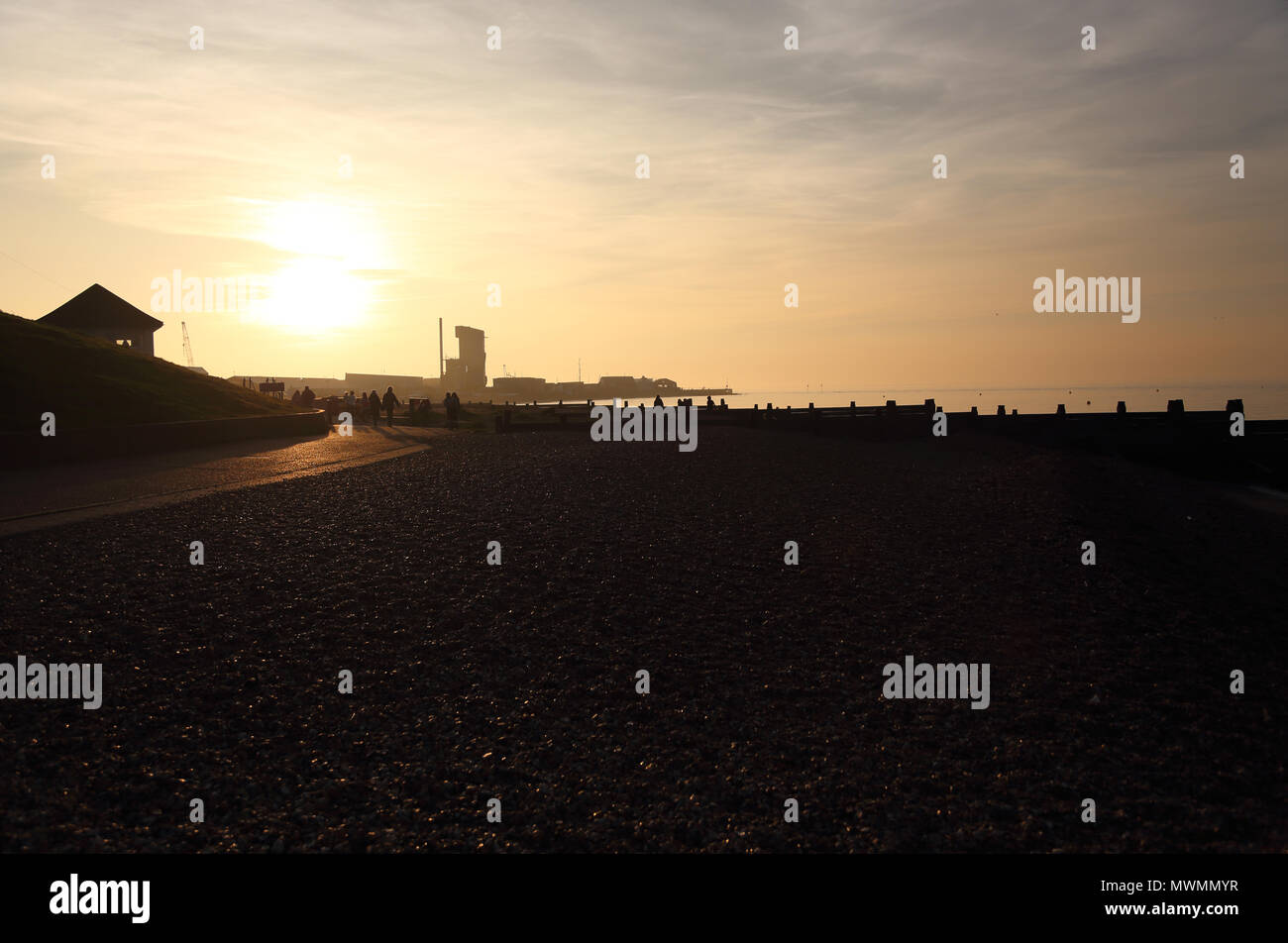 L'usine d'asphalte de Brett agrégats est découpé sur le coucher de soleil à la plage de Tankerton, Whitstable, Kent, UK. Banque D'Images