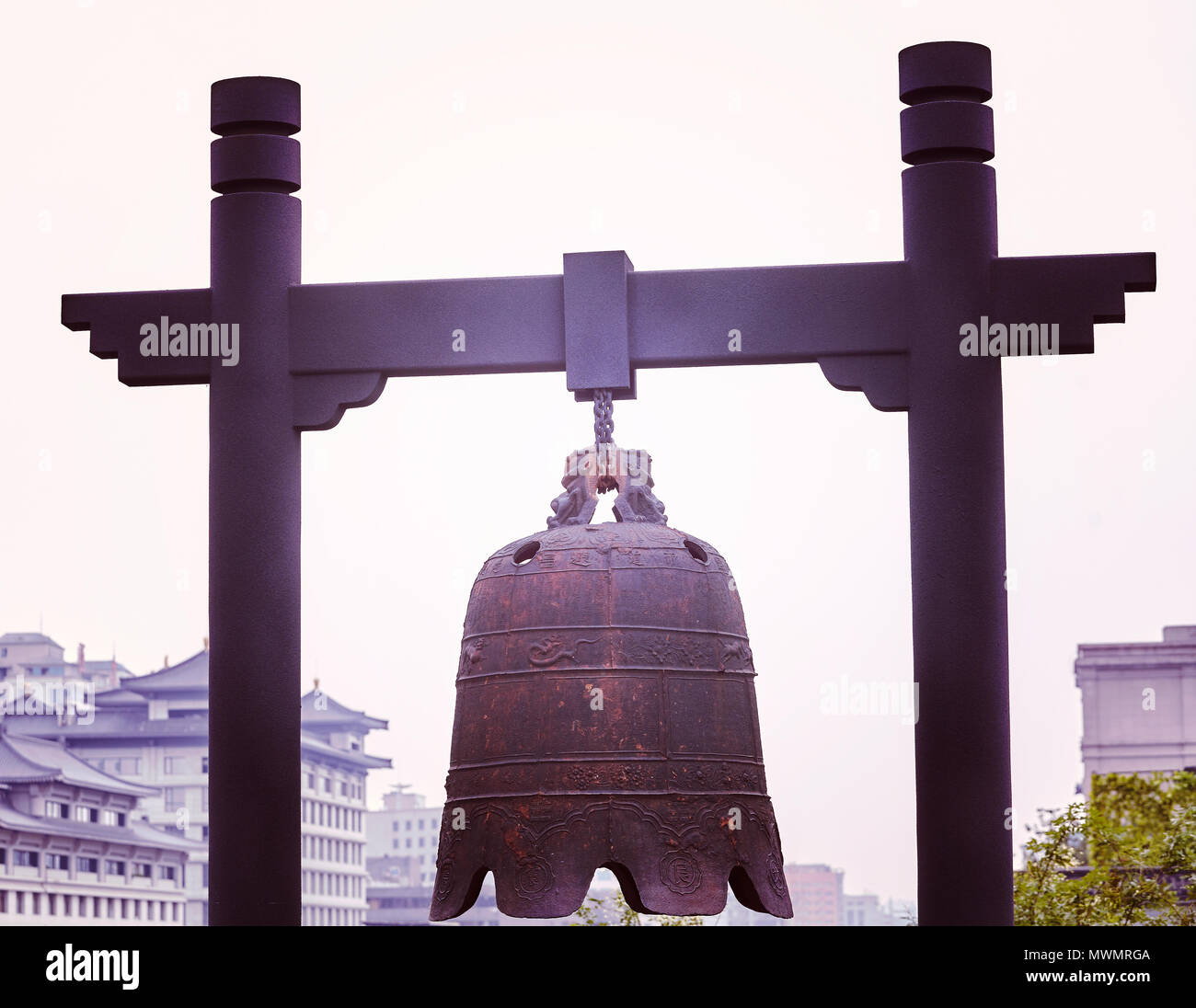 Bell à l'ancien mur de la ville de Xian, Chine, photo aux tons de couleur. Banque D'Images