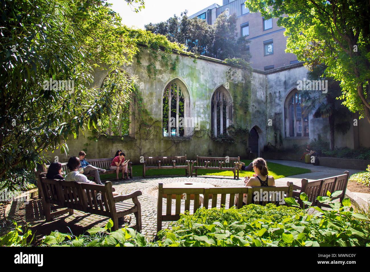 St Dunstan dans l'église est endommagé dans le blitz, maintenant transformé en un jardin public, Londres, UK Banque D'Images