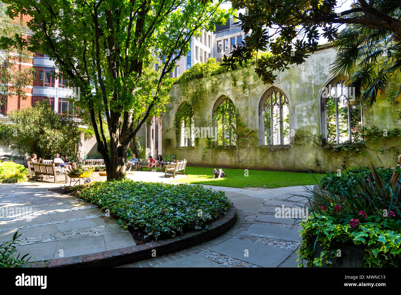 St Dunstan dans l'église est endommagé dans le blitz, maintenant transformé en un jardin public, Londres, UK Banque D'Images