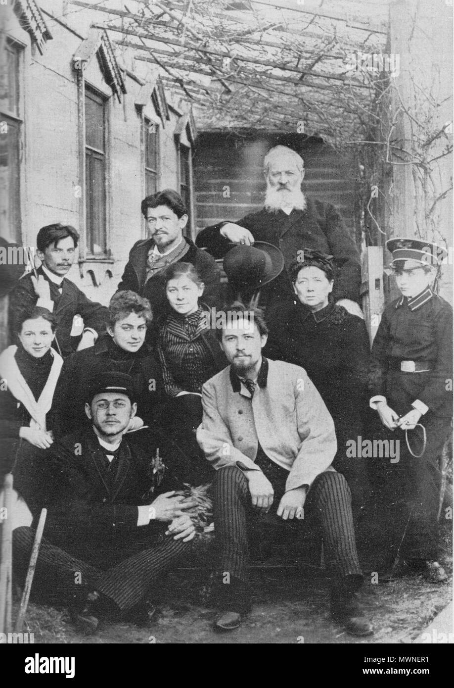 . Anglais : Tchekhov la famille et les amis en face de la maison Sadovaya-Kudrinskaya, 1890. (Rangée du haut, de gauche à droite) Ivan, Alexander, père ; (deuxième ligne) inconnu(e) ami(e), Lika Mizinova, Masha, mère, Sérioja Kiselev ; (rangée du bas) Misha, Anton. Русский : Верхний слева направо ряд, Dimitar Александр, Чеховы Павел. Второй ряд : Корнеева М., Мизинова Лика, мать Мария, Сергей, Киселёв. Снизу Чеховы Антон Михаил :,. // Русская фотография сер. 19 - нач. 20 века. Фотоальбом. М. : Планета. 1996. Стр. 163. 1890. La famille Tchekhov 126 inconnu Banque D'Images