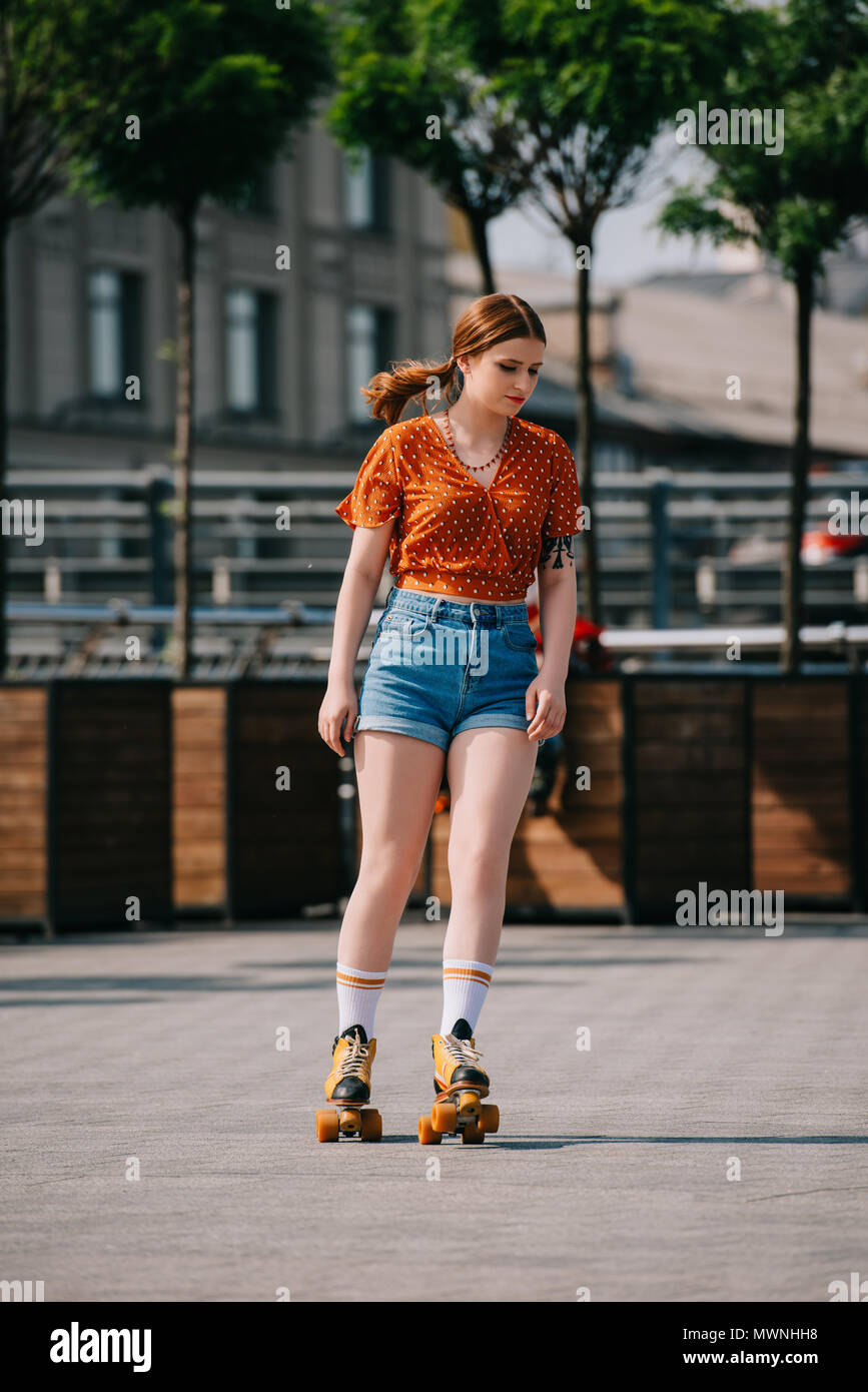 Belle fille élégante en denim shorts de roller sur street Photo Stock -  Alamy