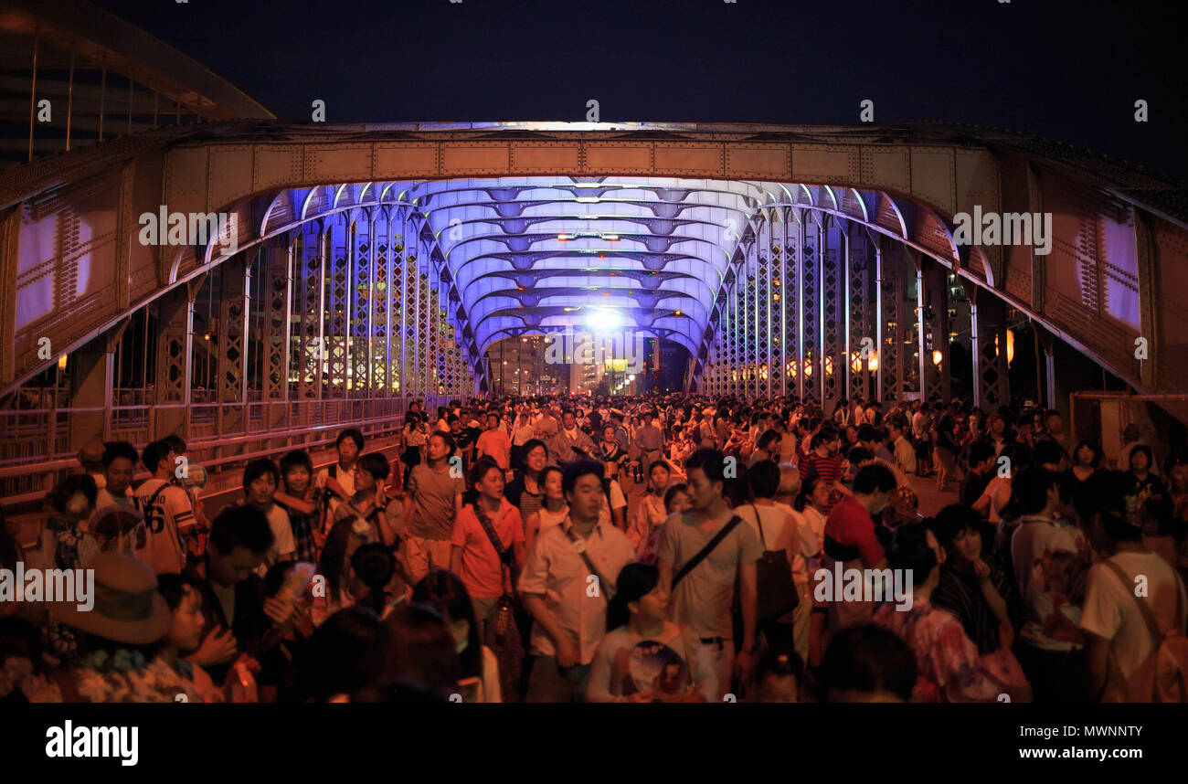 Osaka, Japon - 25 juillet 2015 : foule marche sur le pont Genpachi après le feu d'artifice au cours de la Summer festival Matsuri Tenjin Banque D'Images