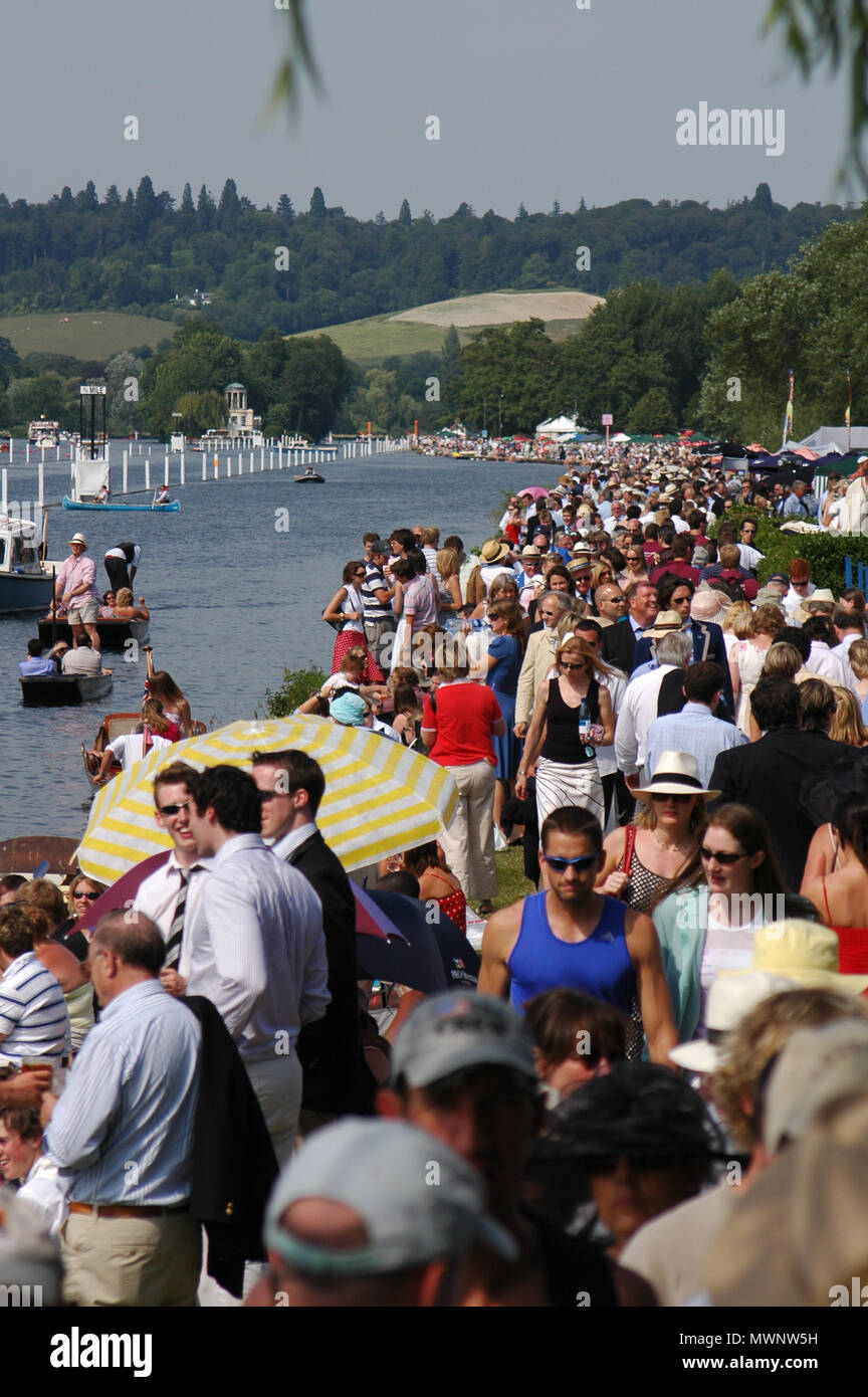 Ligne foule les rives de la Tamise, Henley Royal Regatta, Oxfordshire, UK Banque D'Images