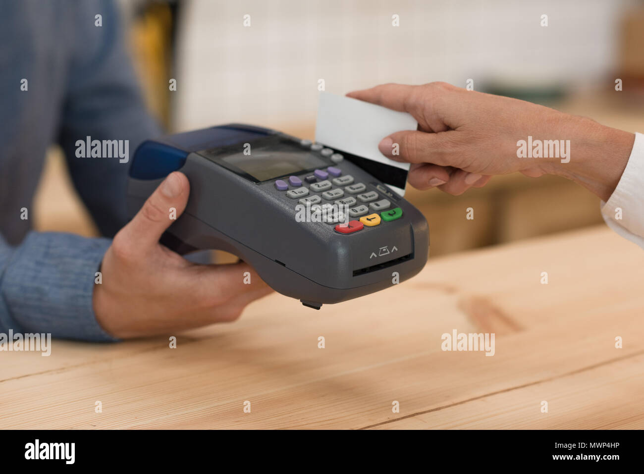 Vue partielle de la femme faisant le paiement avec carte de crédit au cafe Banque D'Images