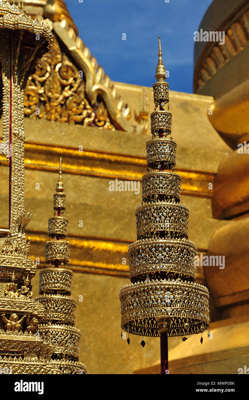 Temple du Bouddha d'Émeraude, monument de rois Chakri avec parasols à plusieurs niveaux d'état, Bangkok, Krung Thep, Thaïlande Banque D'Images
