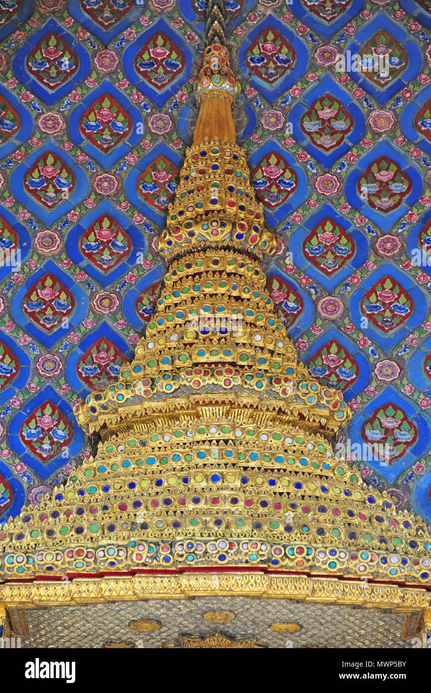 Temple du Bouddha d'Émeraude, panthéon royal, détail de la fenêtre de haut en forme de pagode, Bangkok, Krung Thep, Thaïlande Banque D'Images