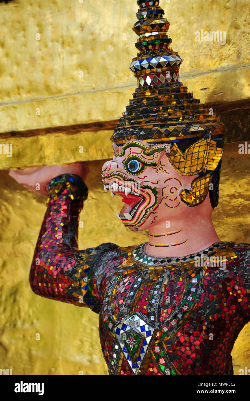 Temple du Bouddha d'Émeraude, l'un des deux Golden Chedi, base entourée de démon colorés chiffres du Ramakien, Bangkok, Krung Thep, Thaïlande Banque D'Images
