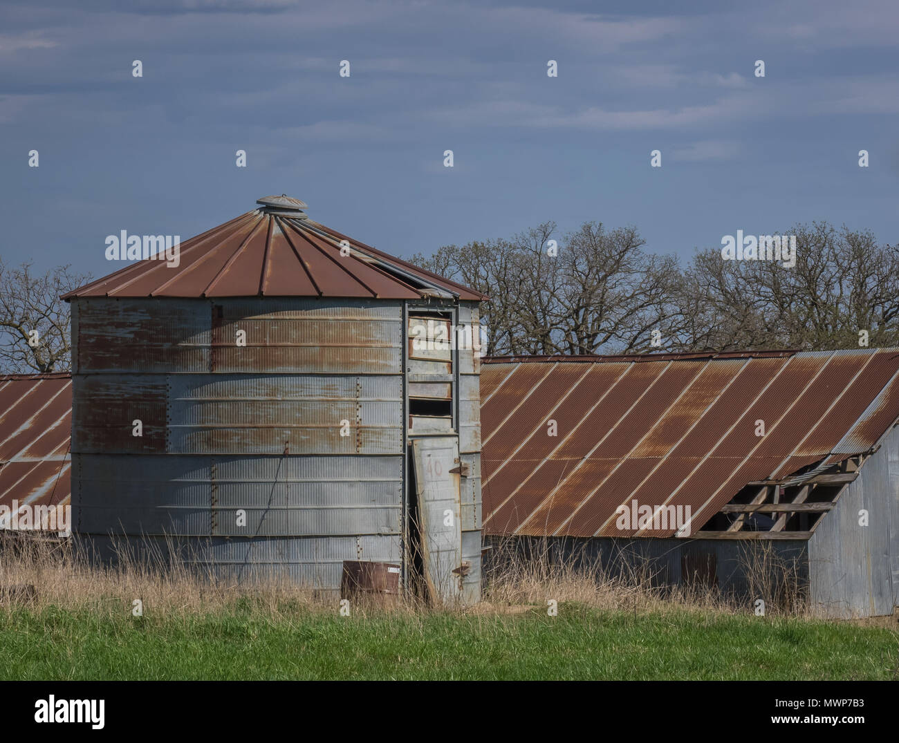 Métal rouillé avec trémie numéro 40 sur la porte en face d'une grange abandonnée en Amérique rurale Banque D'Images