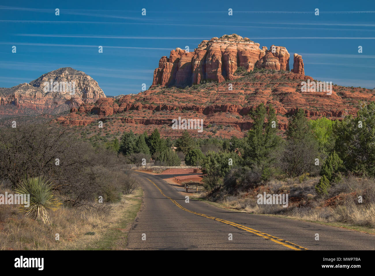 Route de la roche rouge des montagnes de Sedona, Arizona. Banque D'Images