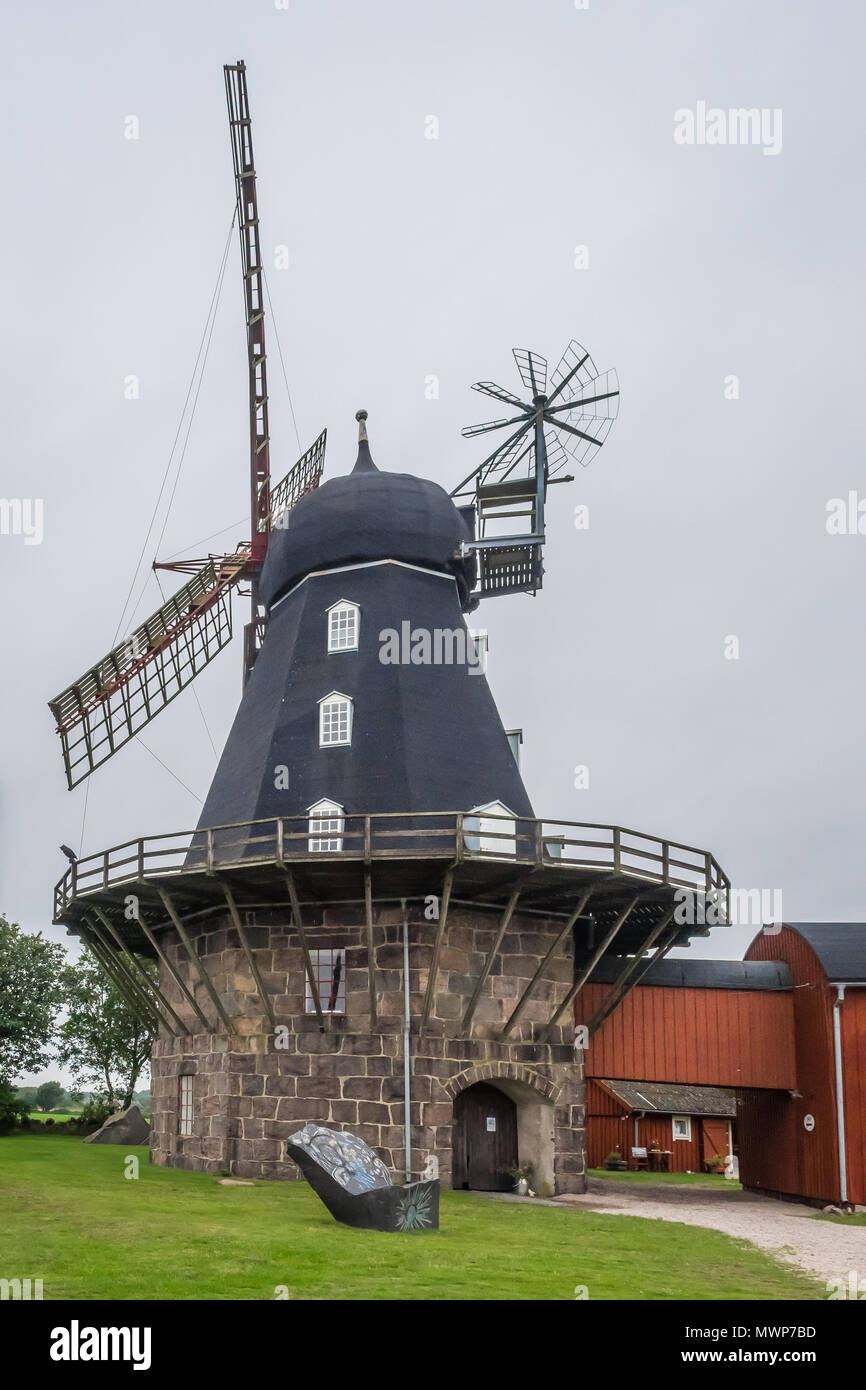 Historique du 19e siècle verticale moulin à vent Särdals à Halmstad, Suède, l'un des plus grands construits. Aujourd'hui, il abrite une galerie d'art et une boutique. Banque D'Images