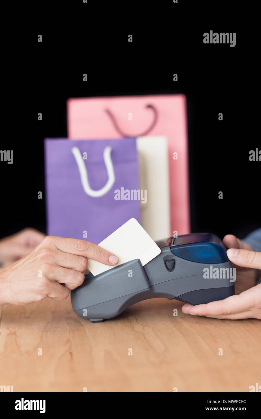 Cropped shot of woman making paiement par carte de crédit en magasin Banque D'Images