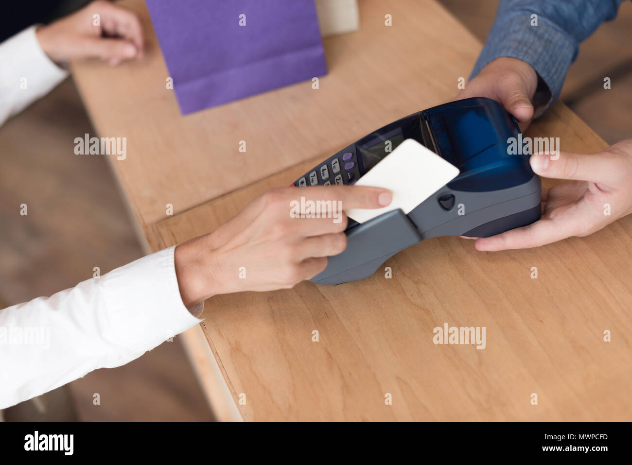 Cropped shot of woman making paiement par carte de crédit en magasin Banque D'Images