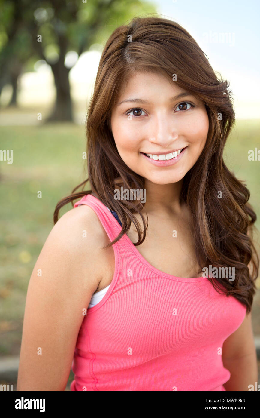 Young Hispanic girl smiling extérieur. Banque D'Images