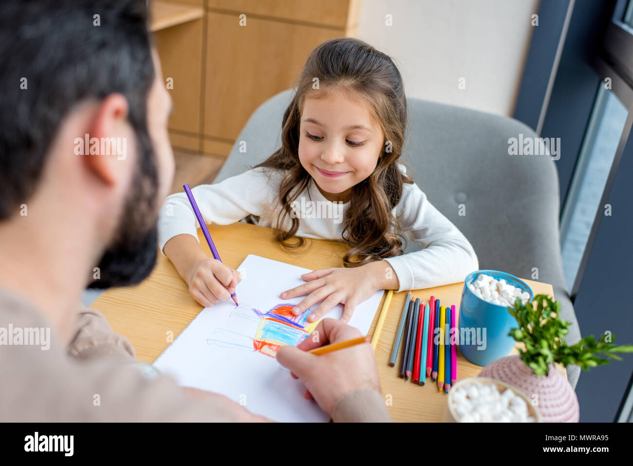 Portrait de père et fille dessin avec crayons de couleur Banque D'Images