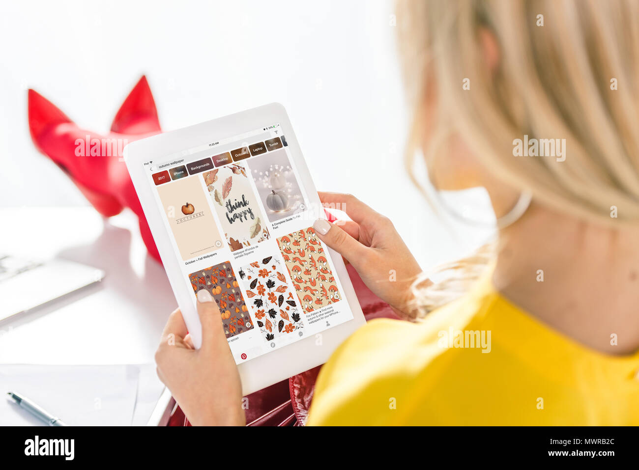Portrait of woman using digital tablet avec site web pinterest Banque D'Images