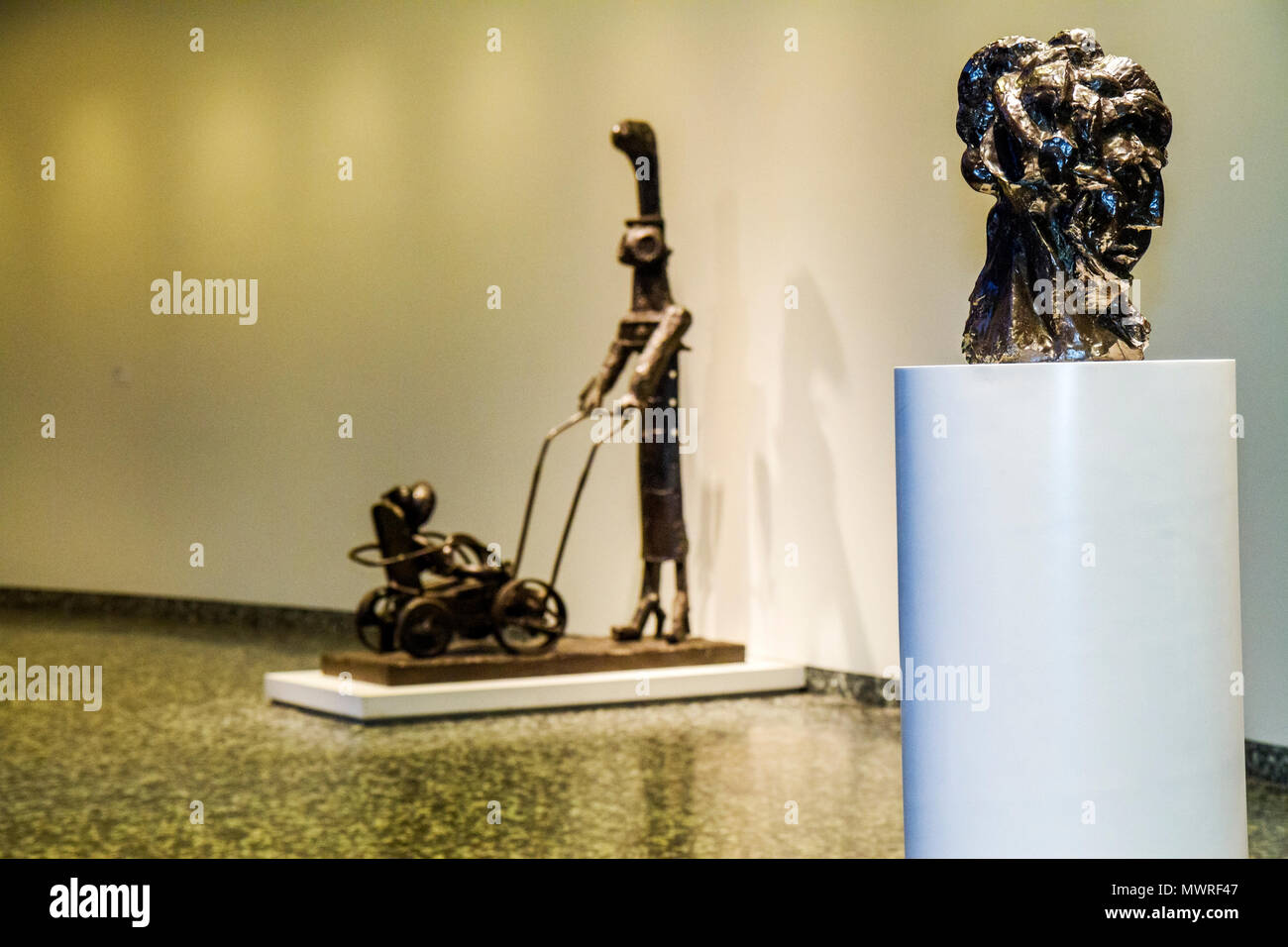 Washington DC,The National Mall,Hirshhorn Museum,moderne,art contemporain,sculpture,Pablo Picasso,femme avec bébé,chariot,tête d'une femme,bronze,pedes Banque D'Images
