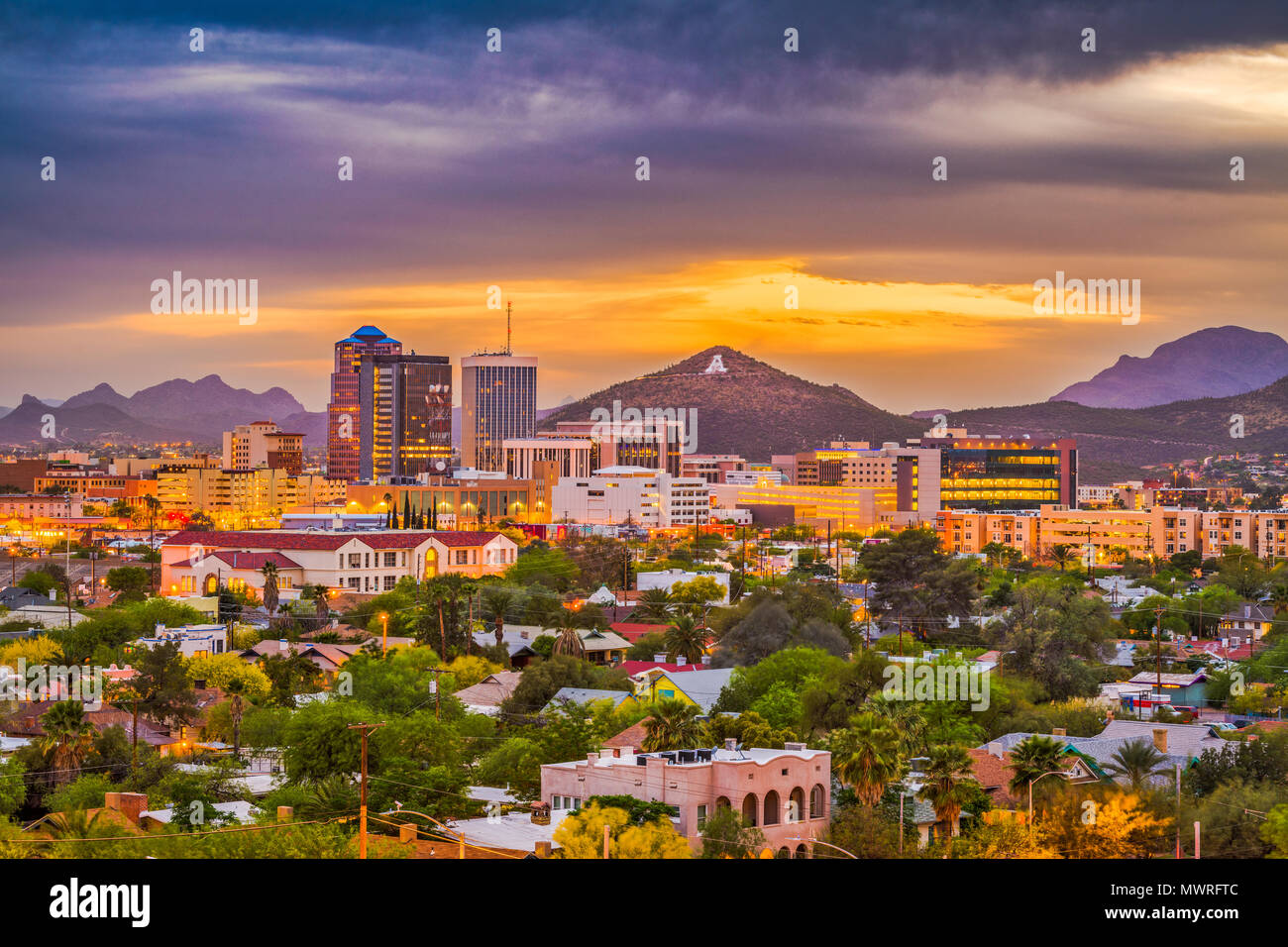 Tucson, Arizona, USA Centre-ville avec Pic sentinelle au crépuscule. (Sommet 'A' pour 'Arizona') Banque D'Images