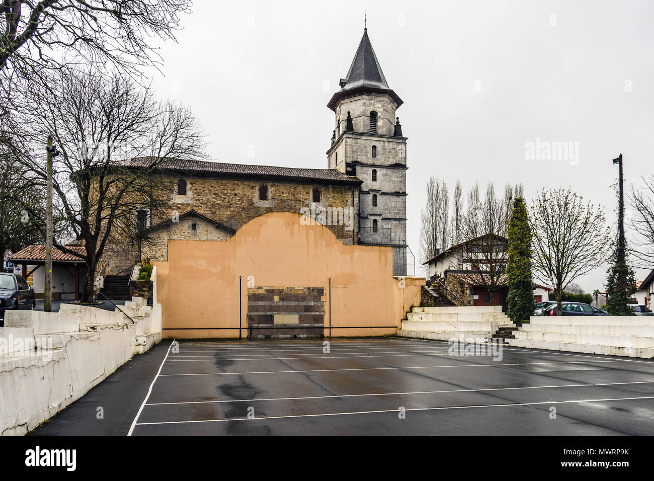 Cour de pelote basque dans le village d'Ainhoa, France Banque D'Images