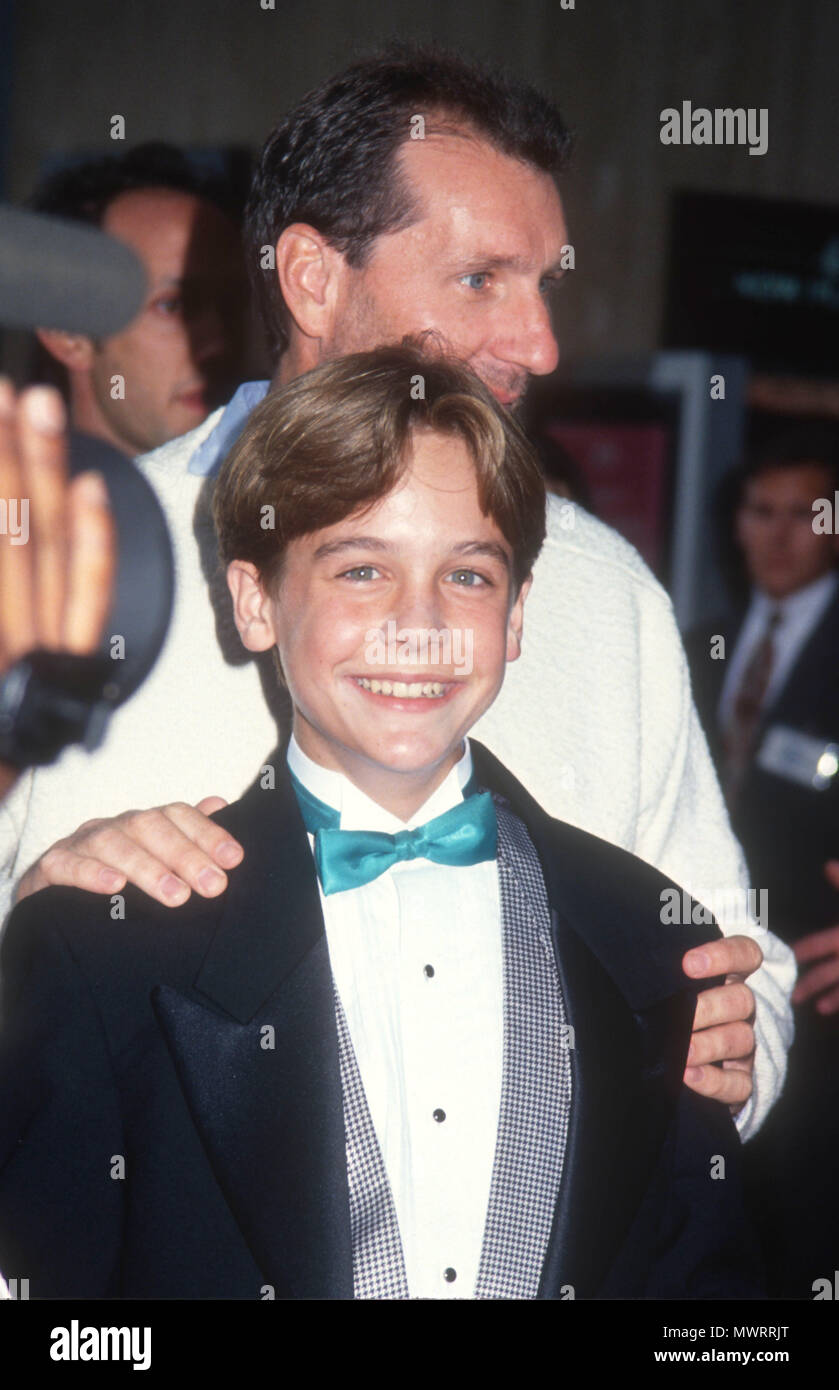 LOS ANGELES, CA - le 18 juillet Acteurs : Ethan Embry (avant) et Ed O'Neill assister à la "première" néerlandais le 18 juillet 1991 à Cineplex Odeon Cinemas Century Plaza à Los Angeles, Californie. Photo de Barry King/Alamy Stock Photo Banque D'Images