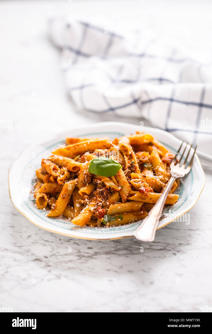 La cuisine italienne et les pâtes pene avec bolognese sause sur plaque. Banque D'Images