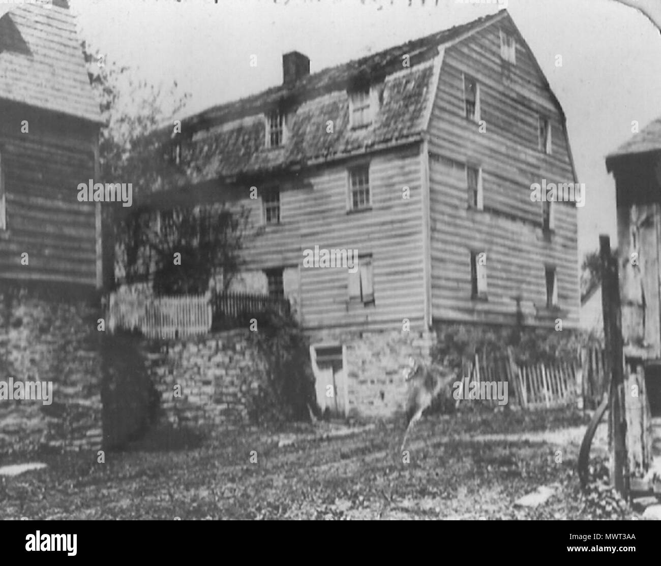 . La source sacrée est accessible via la porte inférieure dans la cave de la maison des frères. Années 1880. Cbrunn 120 Inconnu 2 édité Banque D'Images