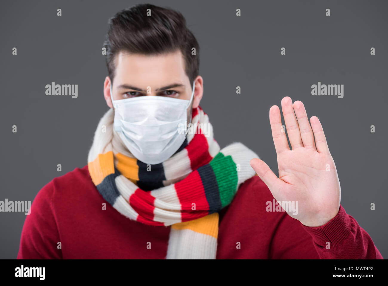 Homme malade en écharpe et masque médical avec panneau d'arrêt, isolé sur  gris Photo Stock - Alamy