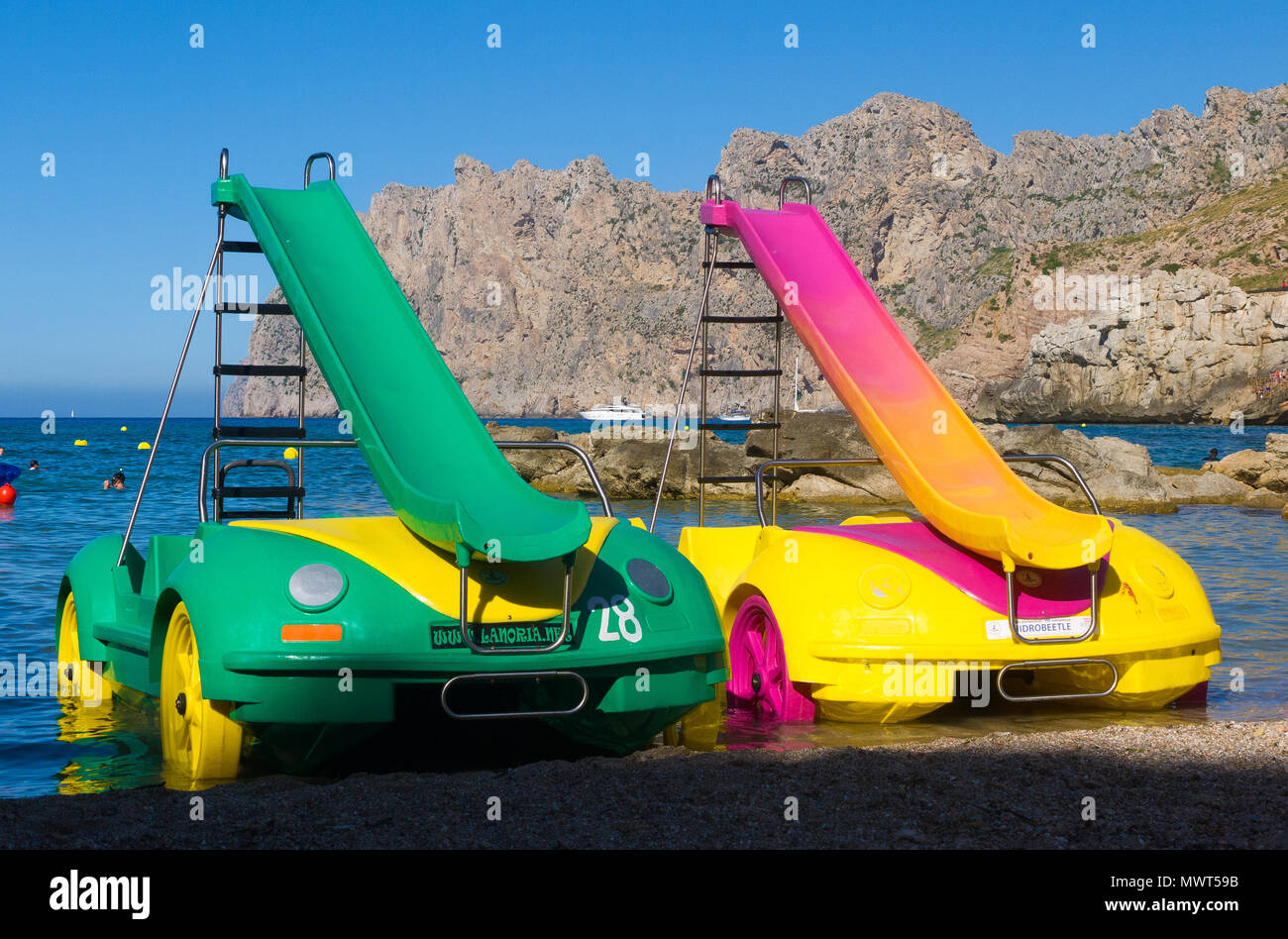 Deux pédales de couleurs vives en stationnement sur une plage de Cala San Vicente à Mallorca, Espagne. Banque D'Images