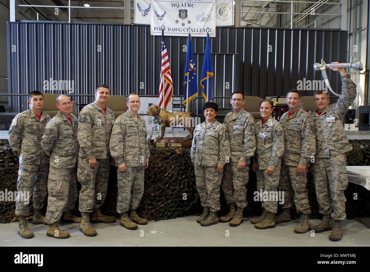 Les membres de la réserve de l'US Air Force à partir de la 96e, 913e Escadron de Port de l'antenne Groupe de transport aérien, posent pour des photos après avoir remporté le trophée "Top Dawg" au cours de l'Air Force Reserve Command Défi Dawg Port cérémonie de remise des prix le 27 avril 2017, à Dobbins Air Reserve Base, Ga. La 96e l'APS est le premier gagnant du concours répéter depuis a débuté en 2010, et sera de retour le "Top Dawg" trophée à la base aérienne de Little Rock. Banque D'Images