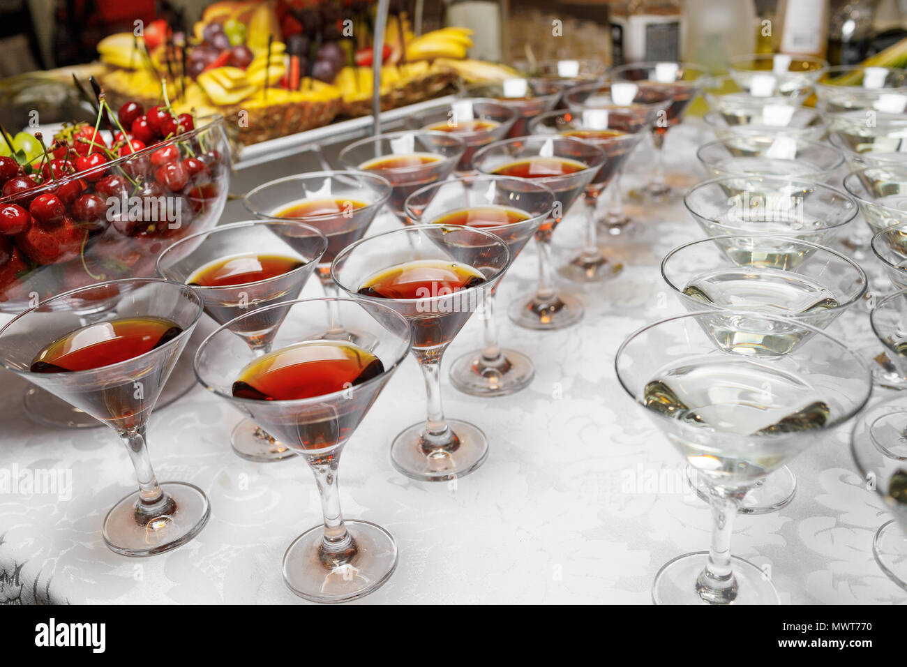 De nombreux verres de cocktails colorés sur la table Banque D'Images