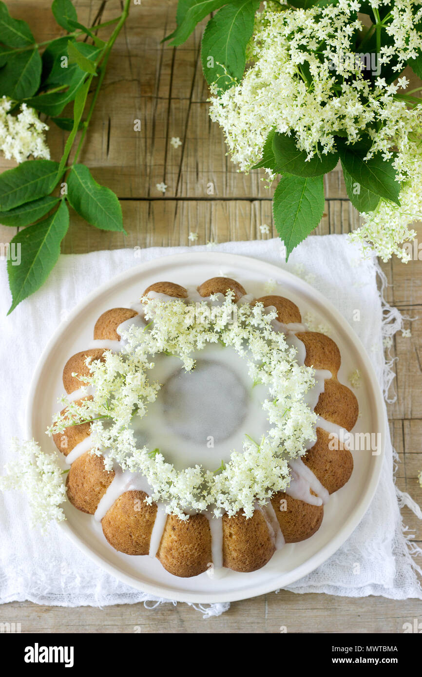 Une Tarte Au Citron Avec Un Glacage De Sucre Et Sirop De Sureau Decore De Fleurs De Sureau Style Rustique Photo Stock Alamy