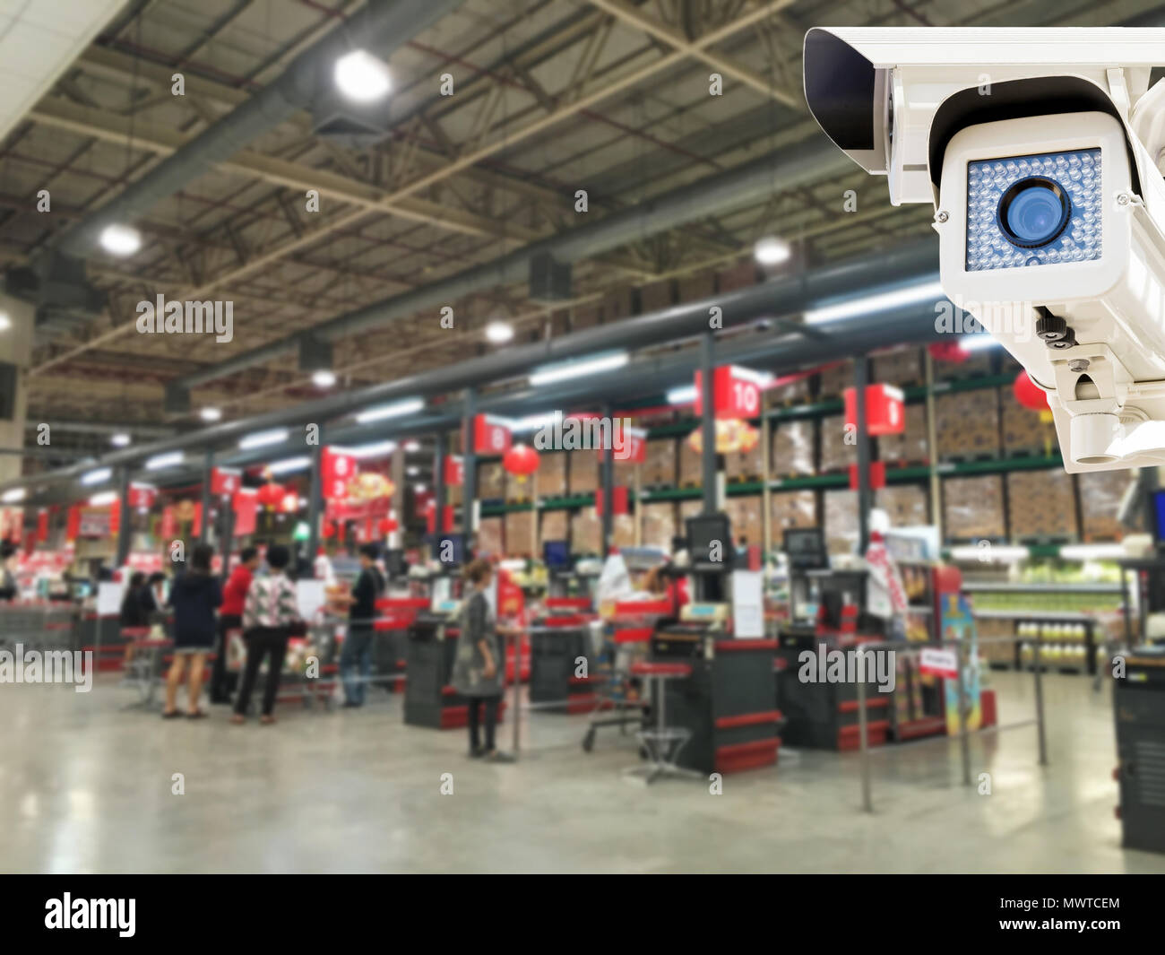 La caméra de sécurité CCTV opérant dans le service au comptoir caisse magasin supermarché à l'arrière-plan flou. Banque D'Images