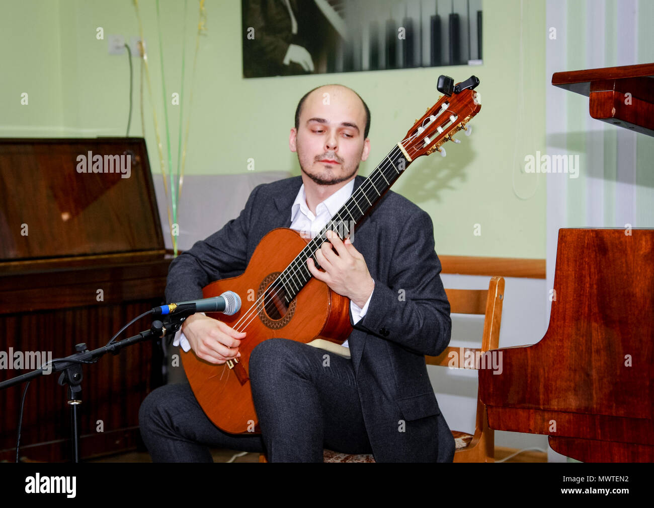 Le guitariste exécute un morceau de musique et met son âme en elle. Banque D'Images