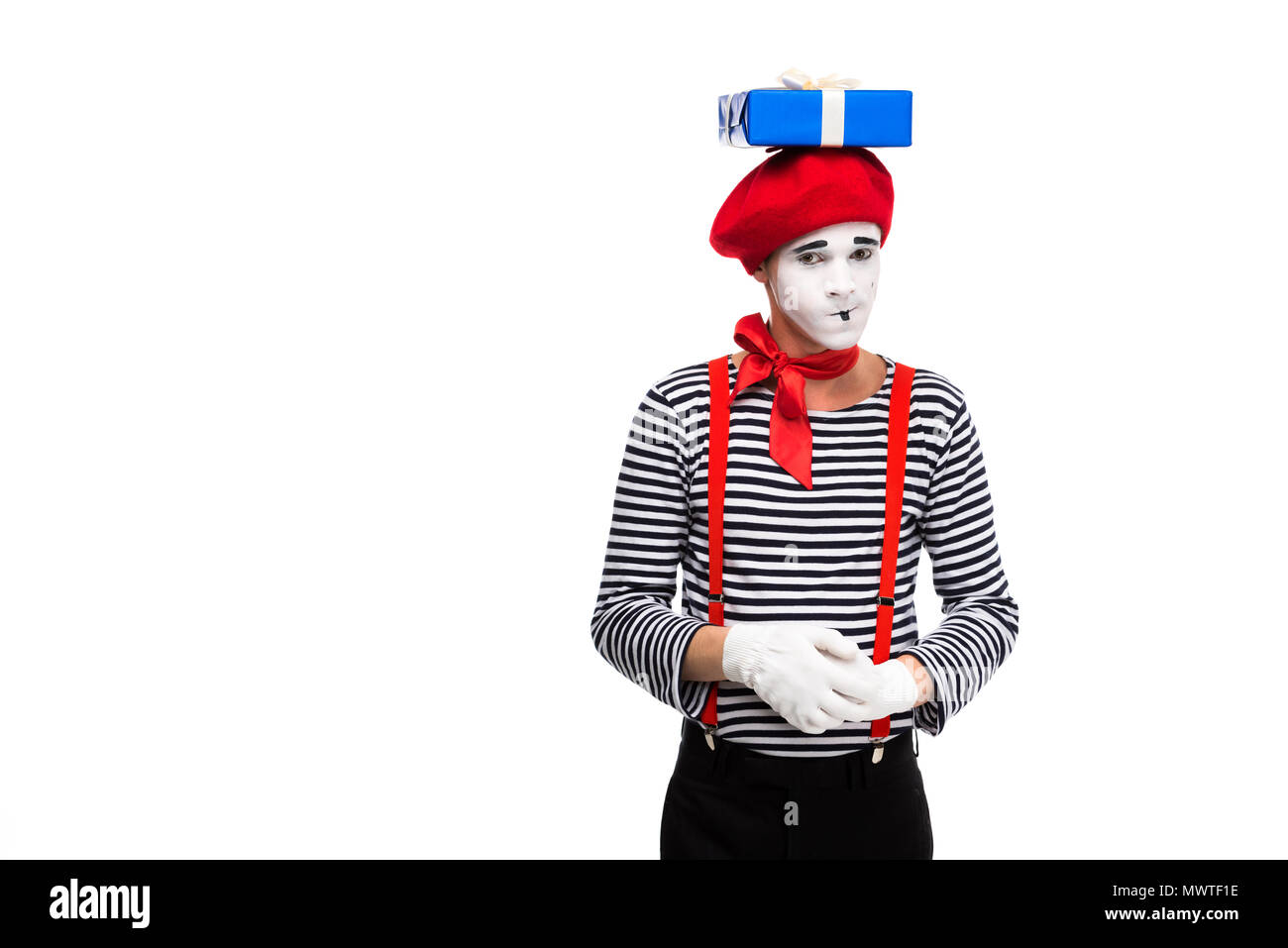 Mime sceptique debout avec boîte-cadeau sur la tête isolated on white Banque D'Images