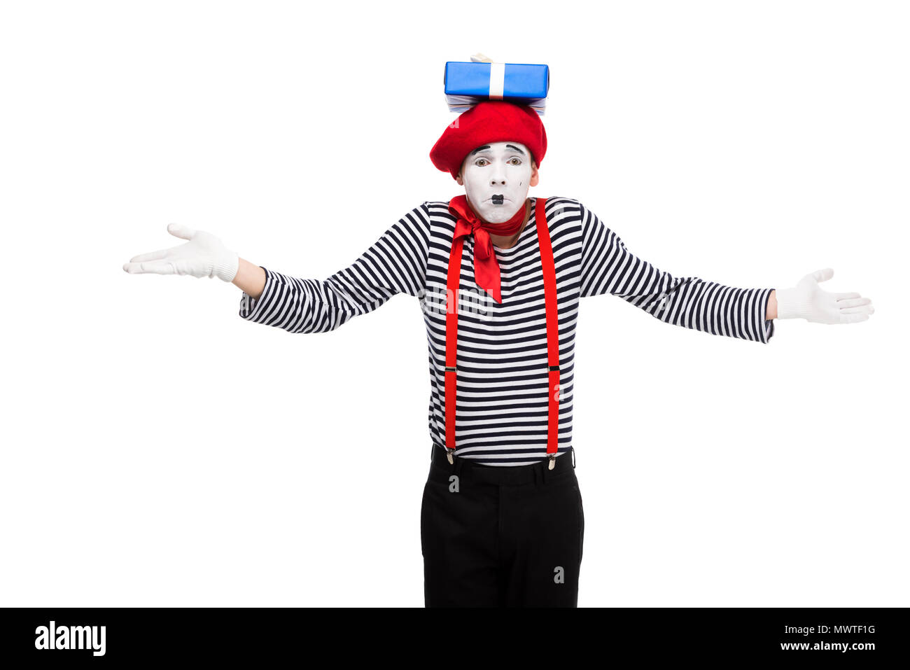 Mime montrant haussement geste avec boîte-cadeau sur la tête isolated on white Banque D'Images