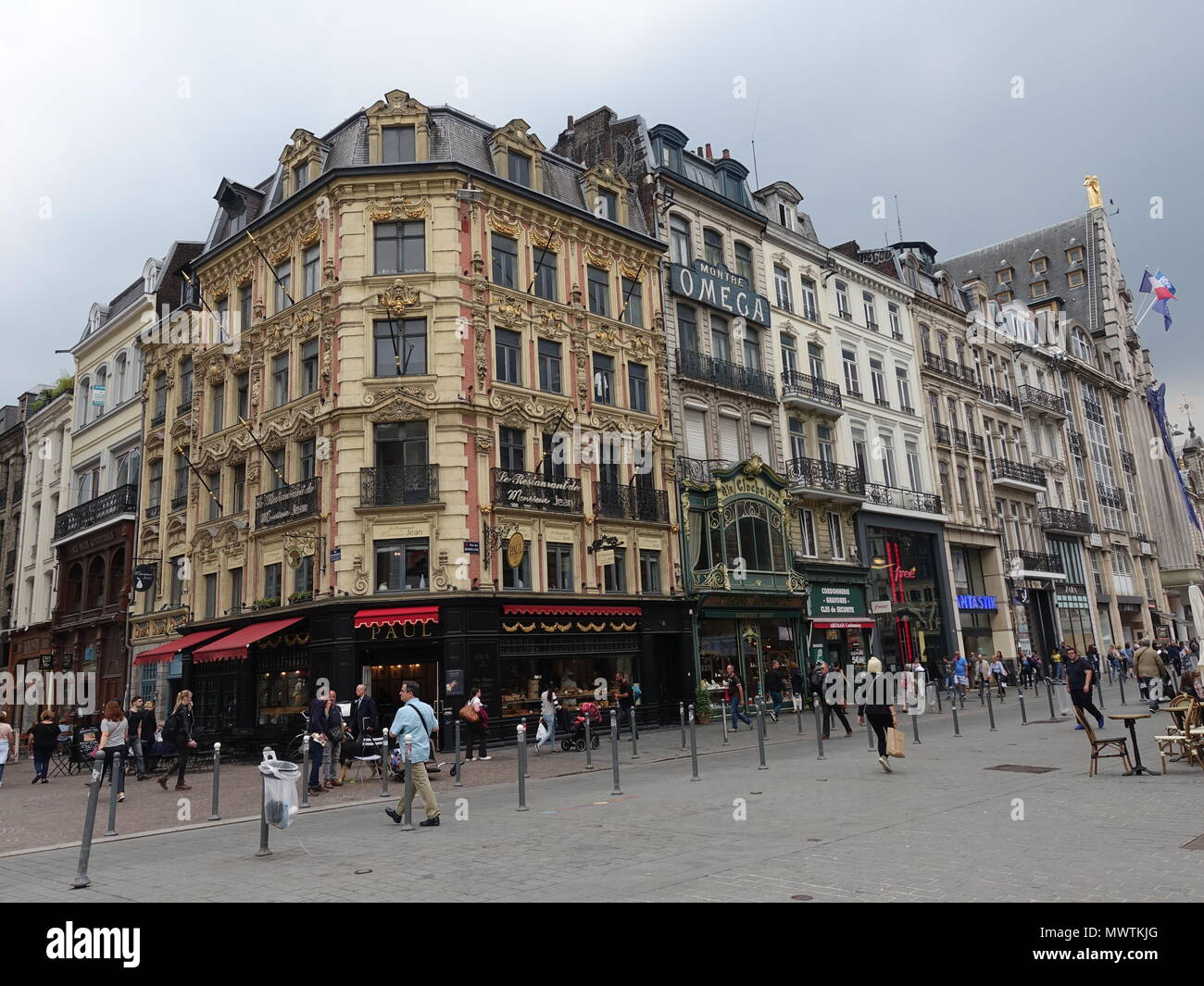 Beaucoup de piétons marchant dans la vieille ville, Place du Théâtre, avec une intéressante architecture typique, Lille, France Banque D'Images